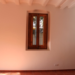 Tot el paviment de gres combinat amb parets i sostres pintats de blanc. Porticó de fusta.